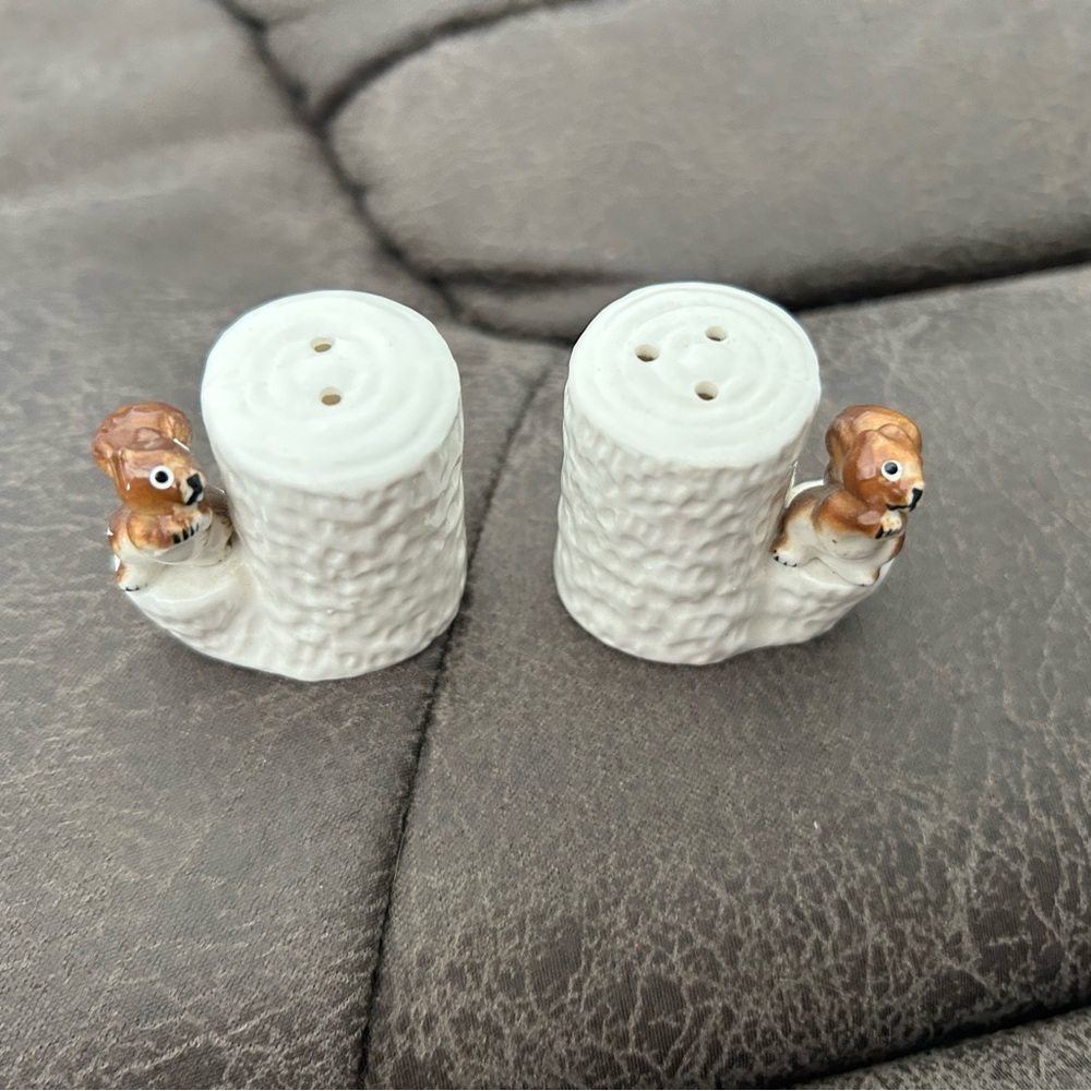 4/$50 Squirrel pepper shakers set of two VTG ceramic 🐿️